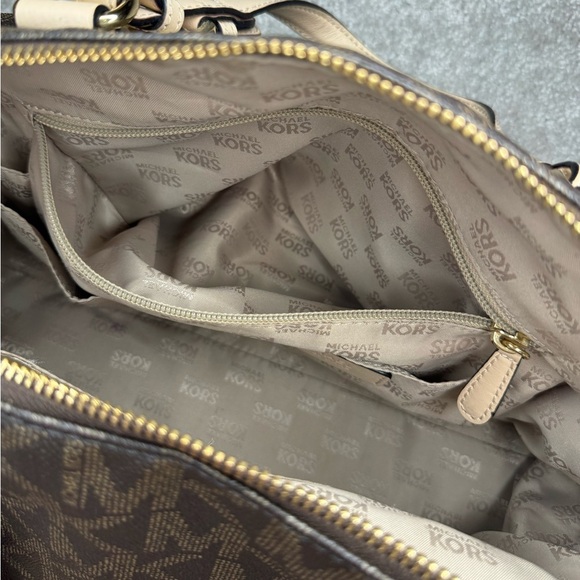 Michael Kors Speedy MK Signature Monogram Logo Satchel Bag with adjustable strap - Picture 14 of 16
